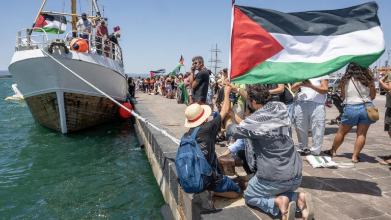 La «flottille pour Gaza» interceptée par Israël au large de la Grèce, 15 Français parmi les militants arrêtés