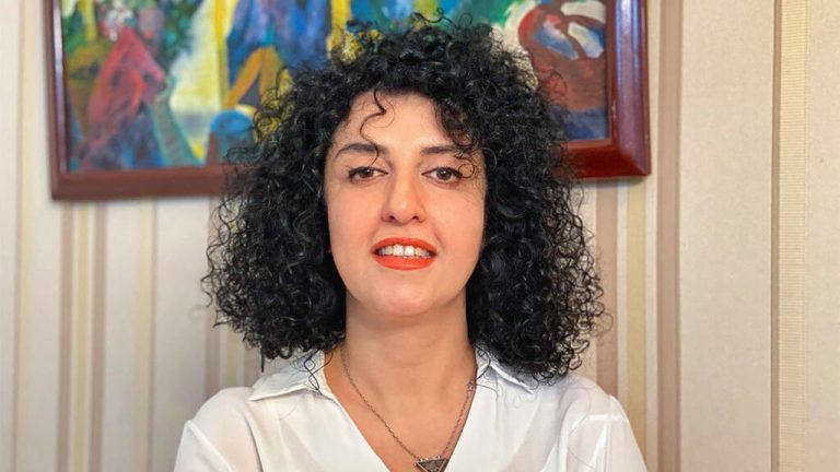 Iran: Narges Mohammadi «entre la vie et la mort» après son hospitalisation, selon ses soutiens