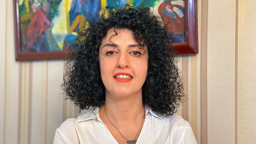 Iran: Narges Mohammadi «entre la vie et la mort» après son hospitalisation, selon ses soutiens