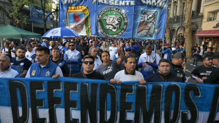 Argentine: les syndicats manifestent contre l'austérité de Milei, promettent de durcir les conflits