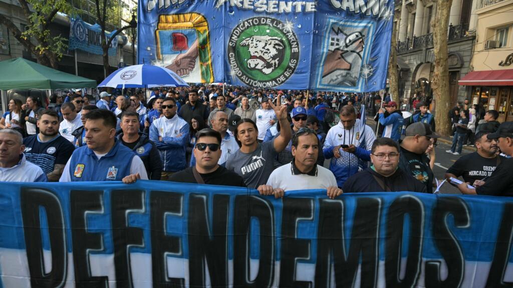 Argentine: les syndicats manifestent contre l'austérité de Milei, promettent de durcir les conflits