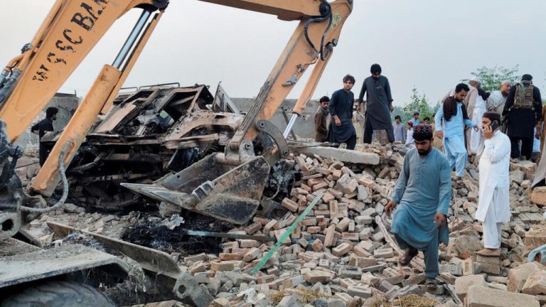 Pakistan: au moins 21 policiers tués dans un attentat contre un poste de contrôle à Bannu