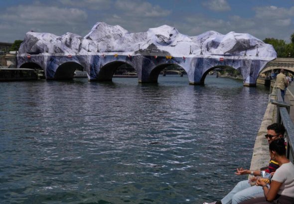France: le Pont-Neuf de Paris transformé en grotte gonflable par l'artiste JR