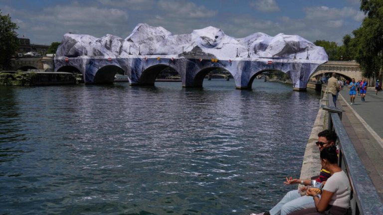 France: le Pont-Neuf de Paris transformé en grotte gonflable par l'artiste JR