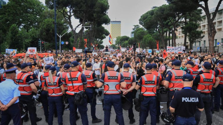 Albanie: la colère des opposants aux projets immobiliers de la famille Trump vire à la mobilisation politique