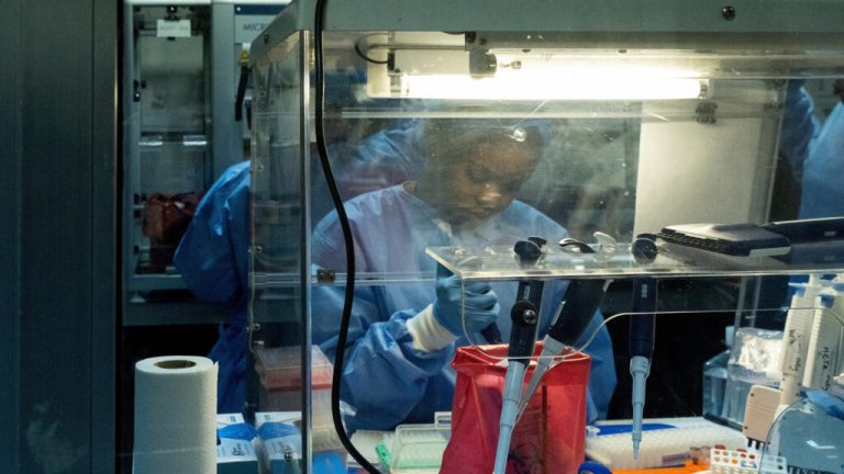 Ebola en RDC: démarrage d'un essai clinique d'un potentiel traitement contre la souche Bundibugyo