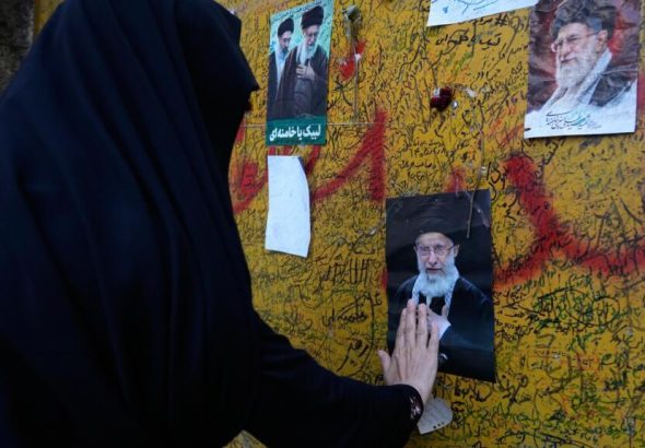 Funérailles de Khamenei: ces mères venues en famille rendre «un ultime hommage à leur guide suprême»