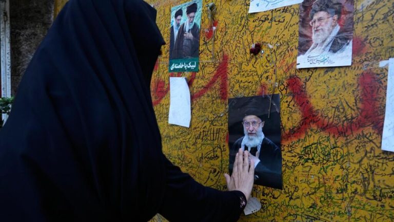 Funérailles de Khamenei: ces mères venues en famille rendre «un ultime hommage à leur guide suprême»